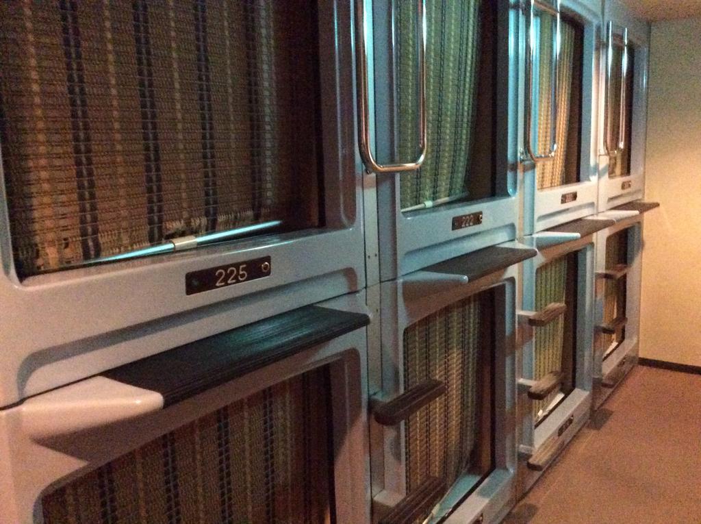 Capsule Inn Miyako Йокогама Экстерьер фото